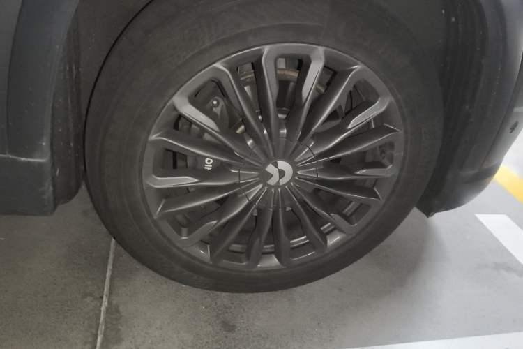 Used Nio ES8 2018 355 km Base Version 6-Seater Edition Right Front Wheel Hub