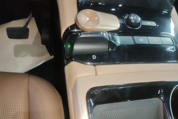 Used Nio ES8 2018 Founder Edition Gear Lever