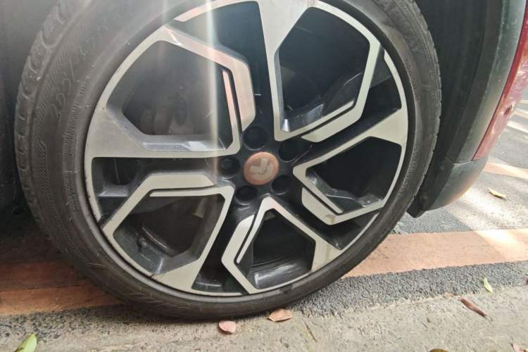 Used Nio ES8 2018 355 km Base Version 7-Seater Edition Right Front Wheel Hub