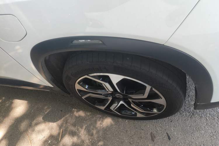 Used Nio ES8 2018 Founder Edition Right Front Wheel Hub