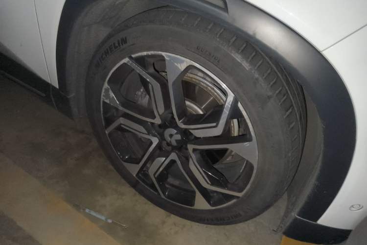 Used Nio ES8 2018 Founder Edition Right Front Wheel Hub
