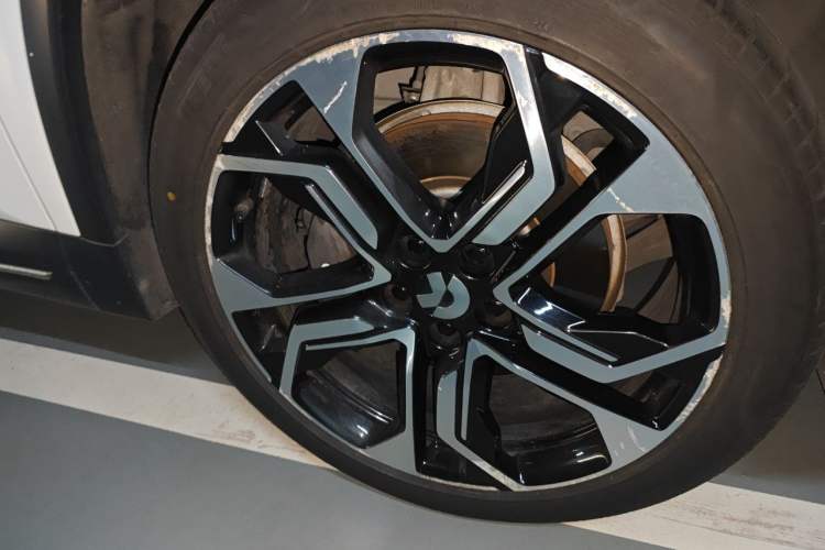 Used Nio ES8 2018 Founder Edition Right Front Wheel Hub