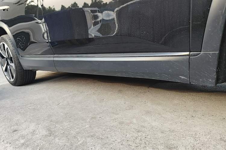 Used Nio ES8 2020 580 km Range Signature Edition Six-Seater Version Right Side Sill