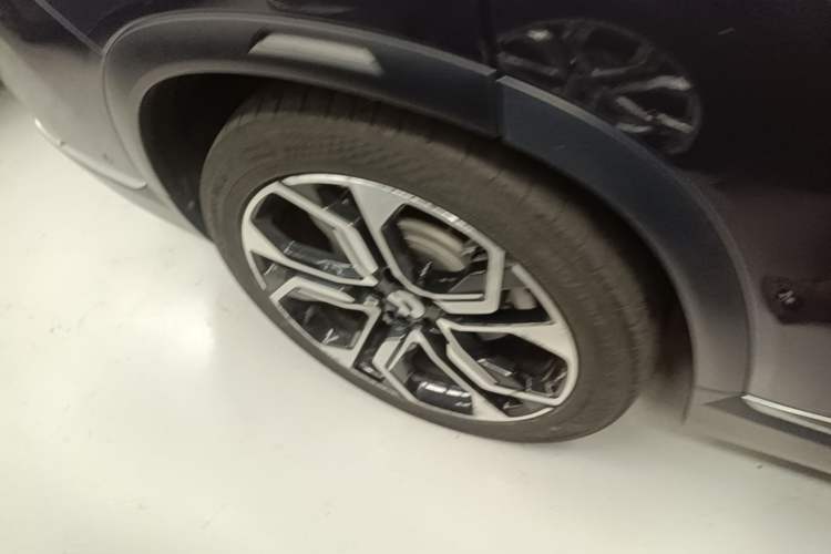 Used Nio ES8 2020 580 km Range Signature Edition Six-Seater Version Right Rear Wheel Hub