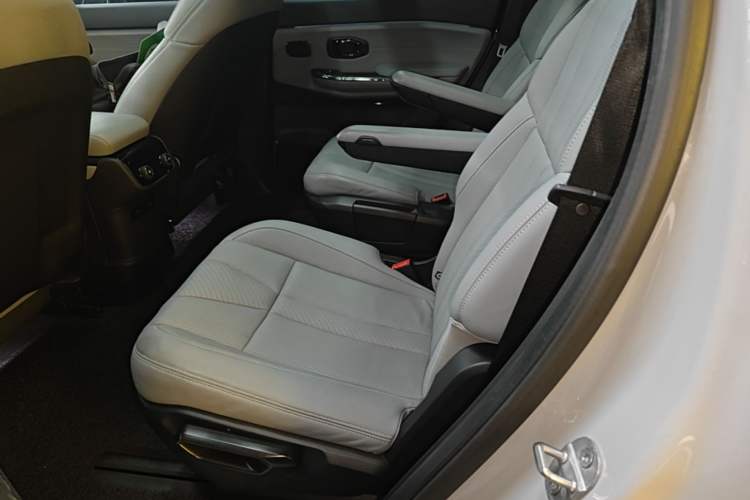 Used Nio ES8 2020 580 km Range Signature Edition Six-Seater Version Left Rear Seat