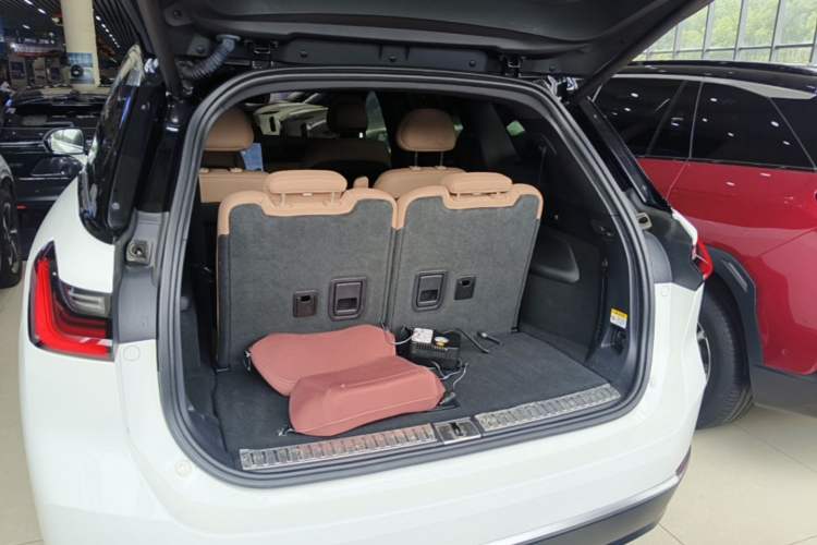 Used Nio ES8 2020 580 km Range Six-Seater Version Trunk
