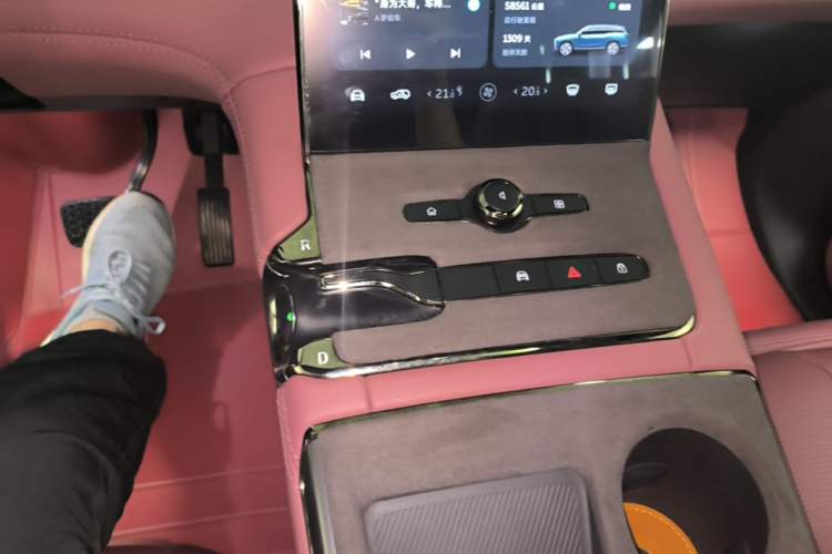 Used Nio ES8 2022 100kWh Signature Edition Six-Seater Gear Lever