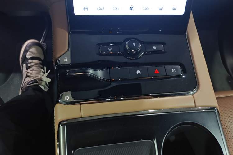 Used Nio ES8 2022 75 kWh Six-Seater Version Gear Lever