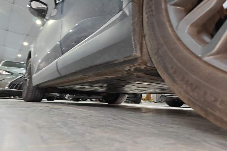 Used Nio ES8 2022 75 kWh Six-Seater Version Left Side Sill