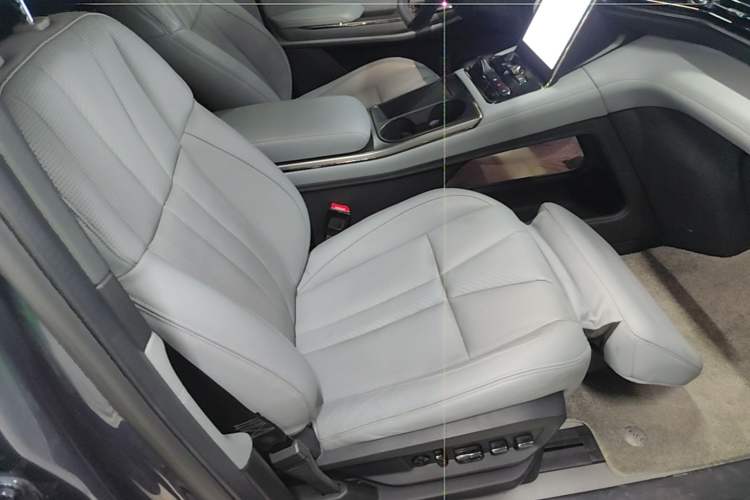 Used Nio ES8 2022 75 kWh Six-Seater Version Right Front Seat