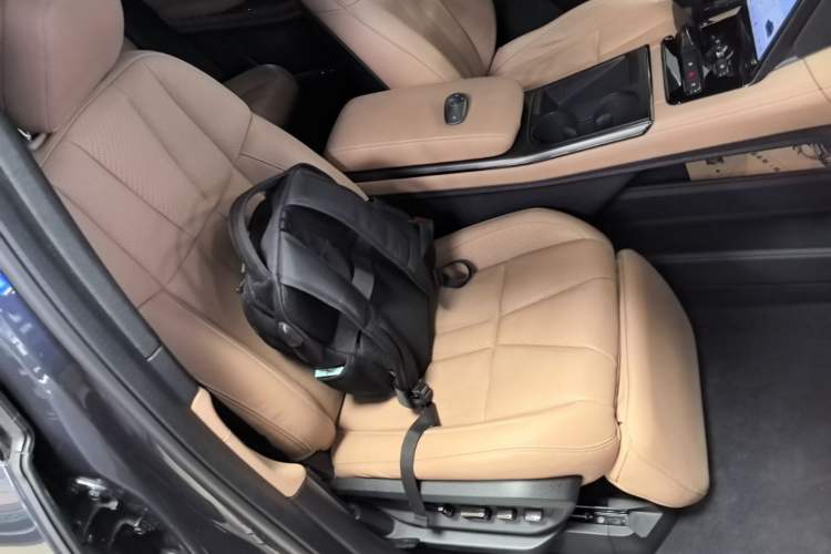 Used Nio ES8 2022 75 kWh Six-Seater Version Right Front Seat