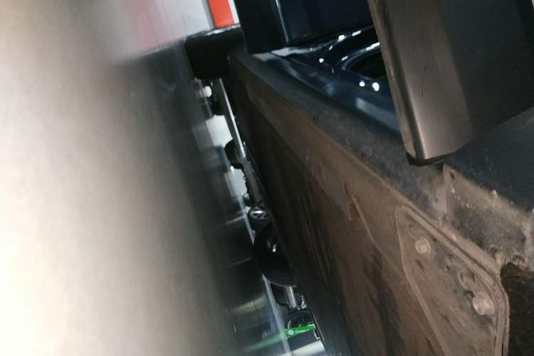 Used Nio ES8 2022 75 kWh 7-Seater Version Right Side Sill
