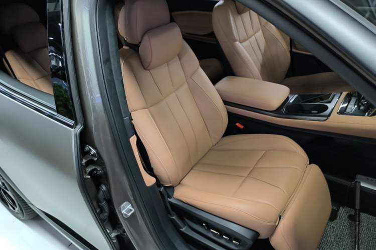 Used Nio ES8 2022 75 kWh Six-Seater Version Right Front Seat