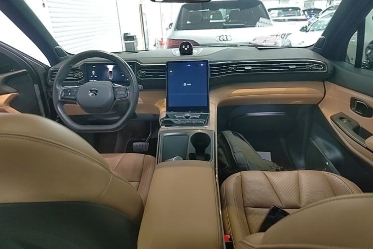 Used Nio ES8 2022 75 kWh Signature Edition Six-Seater Center Console