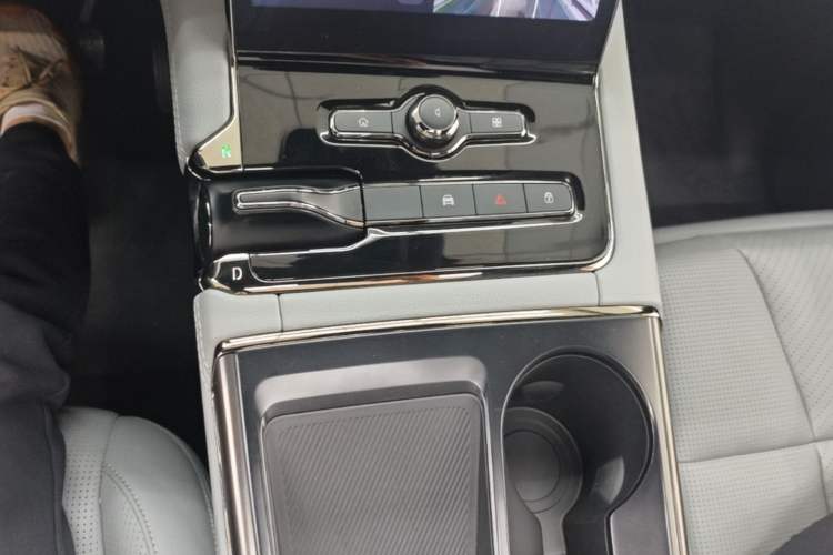 Used Nio ES8 2022 75 kWh Signature Edition Six-Seater Gear Lever