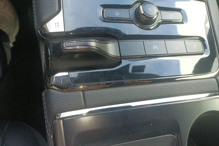 Used Nio ES8 2022 100kWh Signature Edition Six-Seater Gear Lever