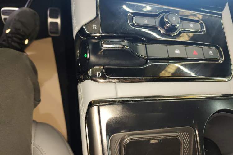 Used Nio ES8 2022 75 kWh Signature Edition Six-Seater Gear Lever