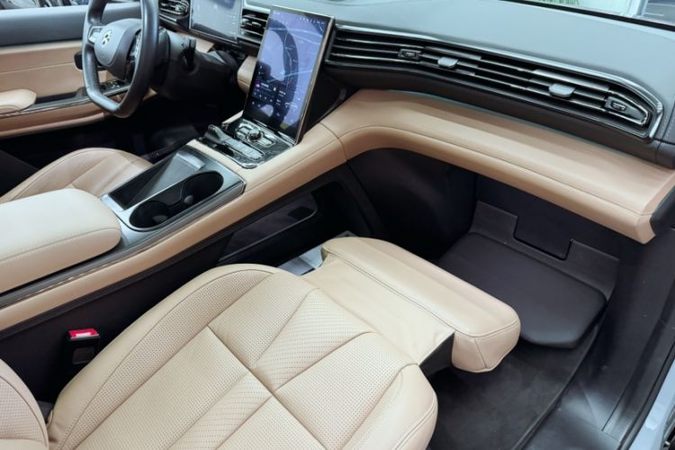 Used Nio ES8 2022 75 kWh Flagship Version Six Seats Interior 11
