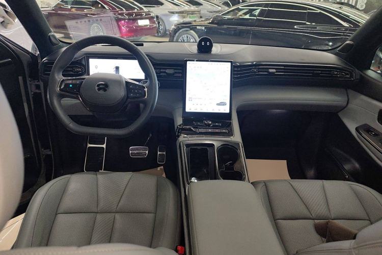 Used Nio ES8 2022 75 kWh Signature Edition Six-Seater Interior 2
