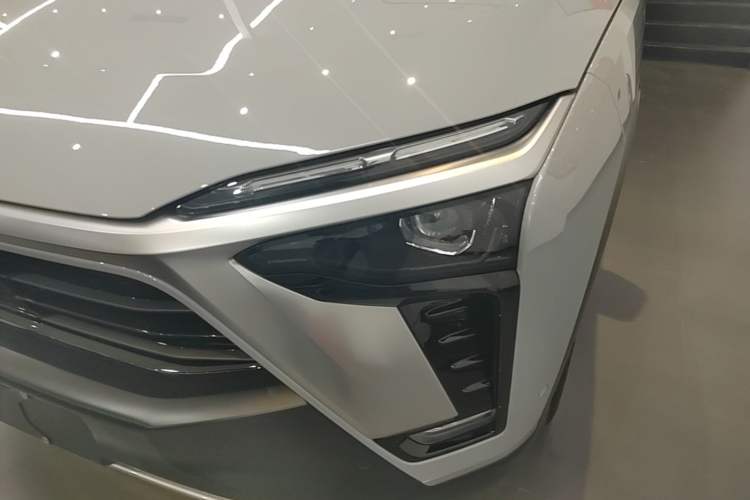 Used Nio ES8 2022 75 kWh Signature Edition Six-Seater Left Front Headlight
