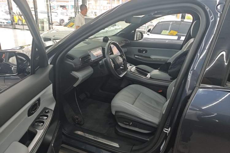 Used Nio ES8 2022 75 kWh Signature Edition Six-Seater Left Front Seat