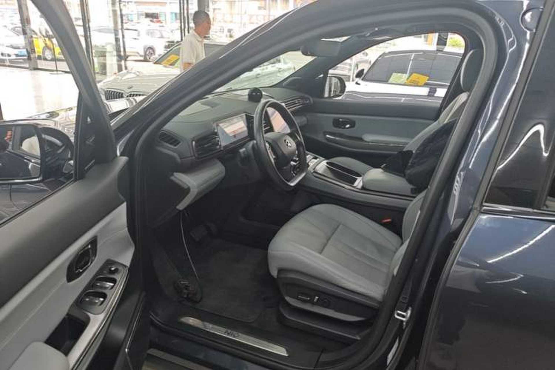 Used Nio ES8 2022 75 kWh Signature Edition Six-Seater Left Front Seat