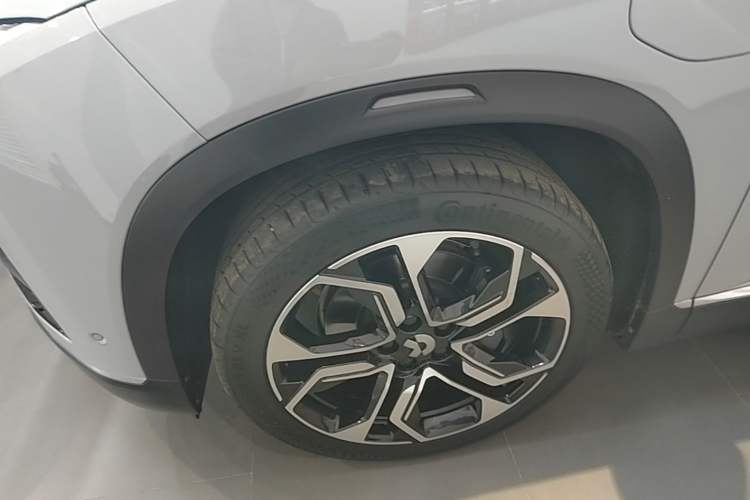 Used Nio ES8 2022 75 kWh Signature Edition Six-Seater Left Front Wheel Hub