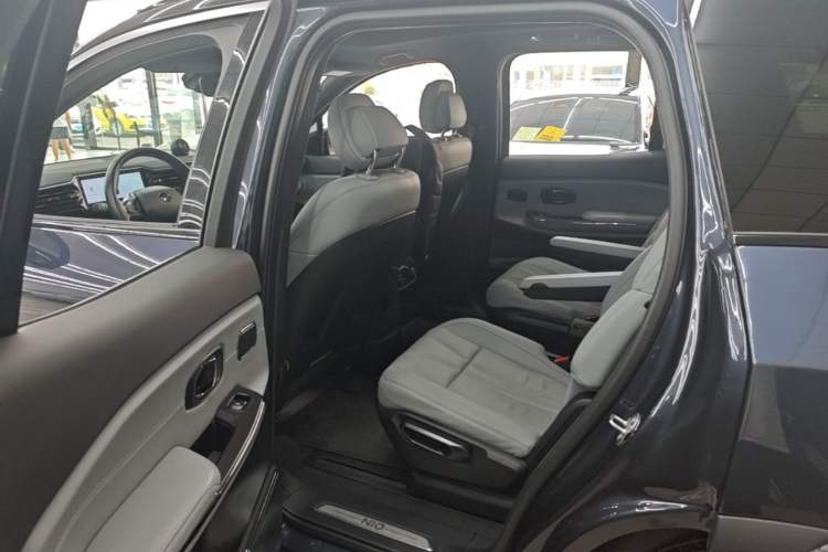 Used Nio ES8 2022 75 kWh Signature Edition Six-Seater Left Rear Seat