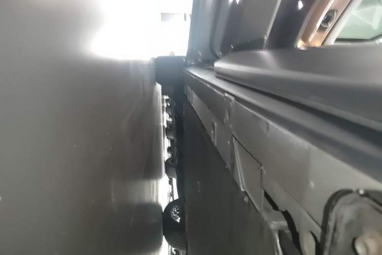 Used Nio ES8 2022 75 kWh Signature Edition Six-Seater Left Side Sill