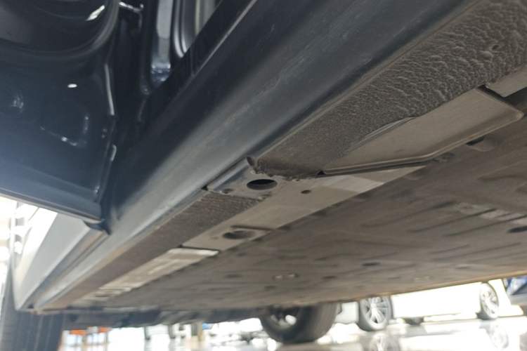 Used Nio ES8 2022 75 kWh Signature Edition Six-Seater Left Side Sill