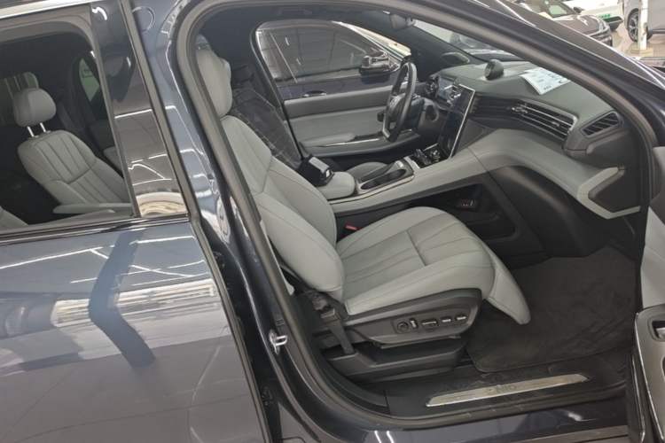 Used Nio ES8 2022 75 kWh Signature Edition Six-Seater Right Front Seat
