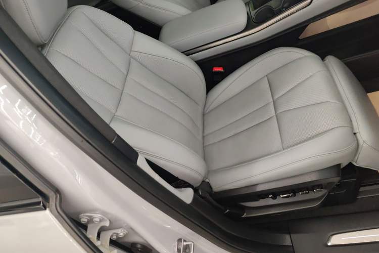 Used Nio ES8 2022 75 kWh Signature Edition Six-Seater Right Front Seat