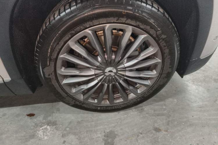 Used Nio ES8 2022 75 kWh 7-Seater Version Right Front Wheel Hub