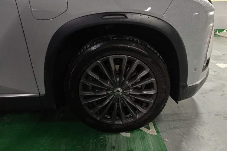 Used Nio ES8 2022 75 kWh 7-Seater Version Right Front Wheel Hub