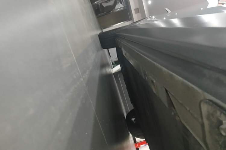 Used Nio ES8 2022 75 kWh Signature Edition Six-Seater Right Side Sill