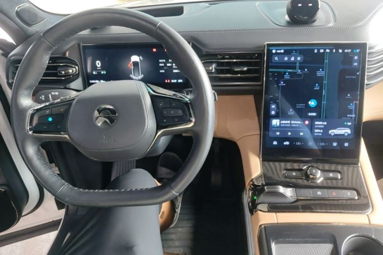 Used Nio ES8 2022 75 kWh Signature Edition Six-Seater Center Console