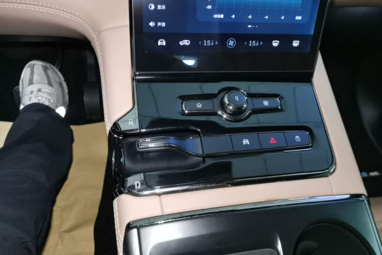 Used Nio ES8 2022 75 kWh Signature Edition Six-Seater Gear Lever