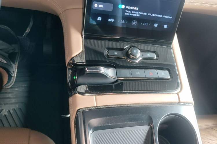 Used Nio ES8 2022 75 kWh Signature Edition Six-Seater Gear Lever