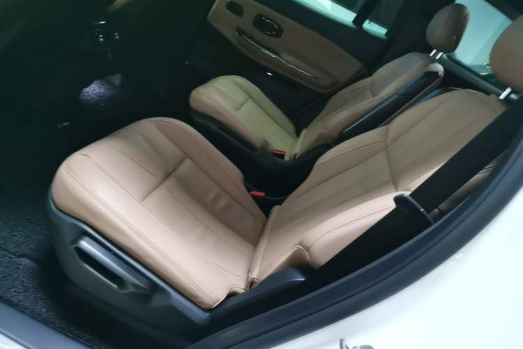 Used Nio ES8 2022 75 kWh Signature Edition Six-Seater Left Rear Seat