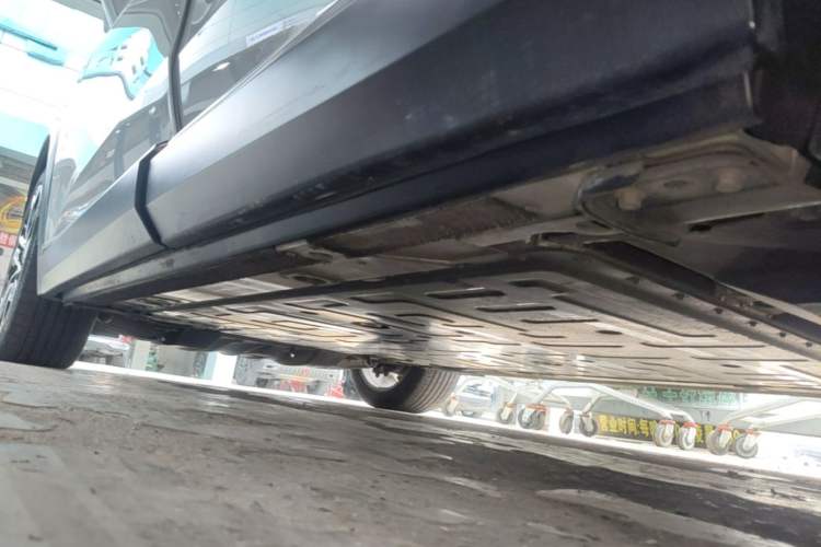 Used Nio ES8 2022 75 kWh Signature Edition Six-Seater Left Side Sill