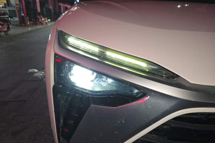 Used Nio ES8 2022 100 kWh 7-Seater Version Right Front Headlight