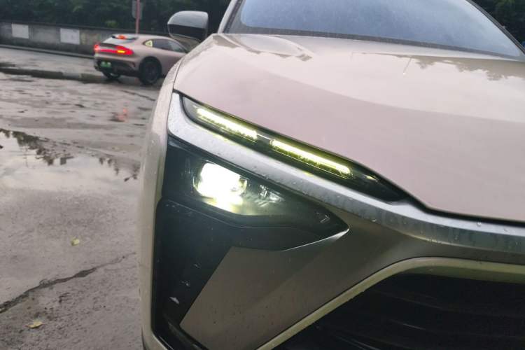 Used Nio ES8 2022 75 kWh Signature Edition Six-Seater Right Front Headlight