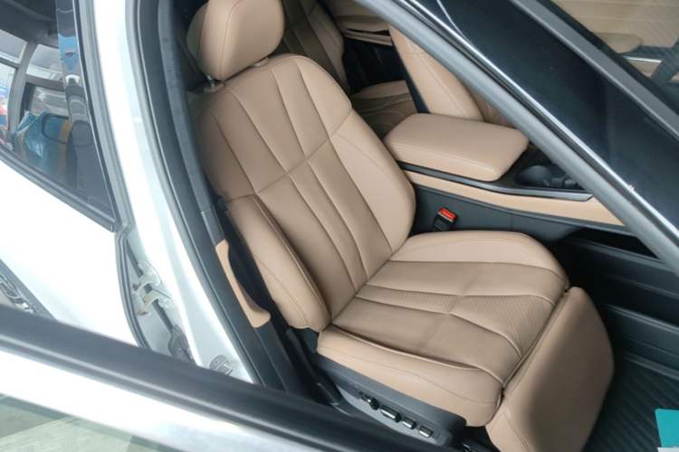 Used Nio ES8 2022 75 kWh Signature Edition Six-Seater Right Front Seat