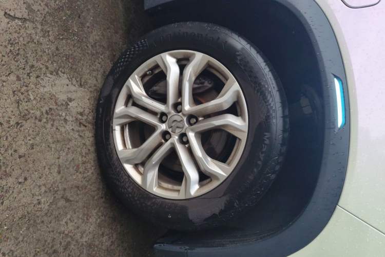 Used Nio ES8 2022 75 kWh Signature Edition Six-Seater Right Front Wheel Hub