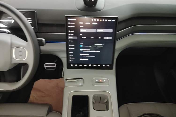 Used Nio ES8 2023 75 kWh Executive Edition Audio And AC Panel