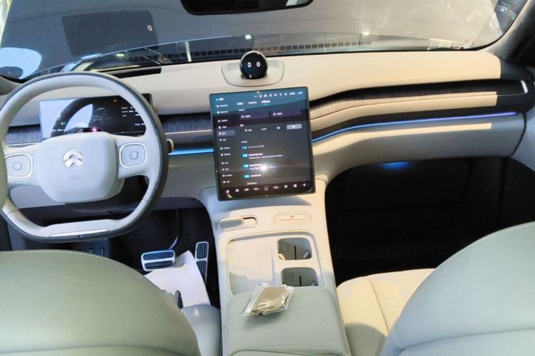 Used Nio ES8 2023 100kWh Center Console