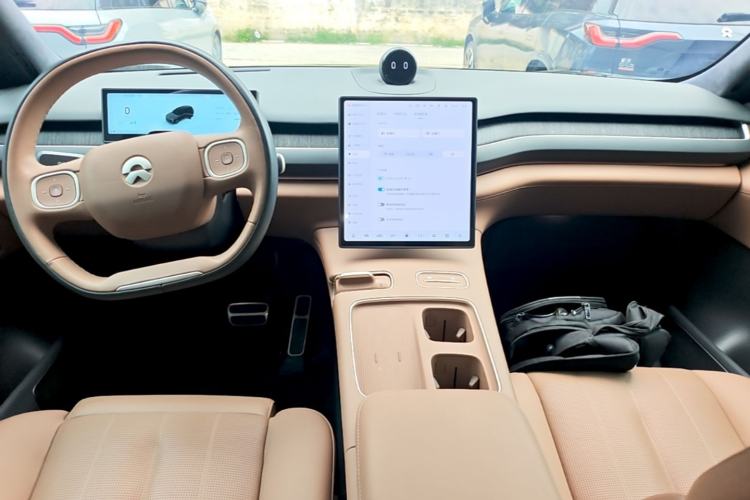 Used Nio ES8 2023 75 kWh Center Console