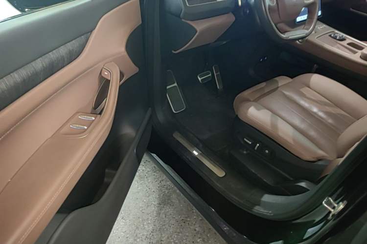 Used Nio ES8 2023 75 kWh Executive Edition Driver Seat