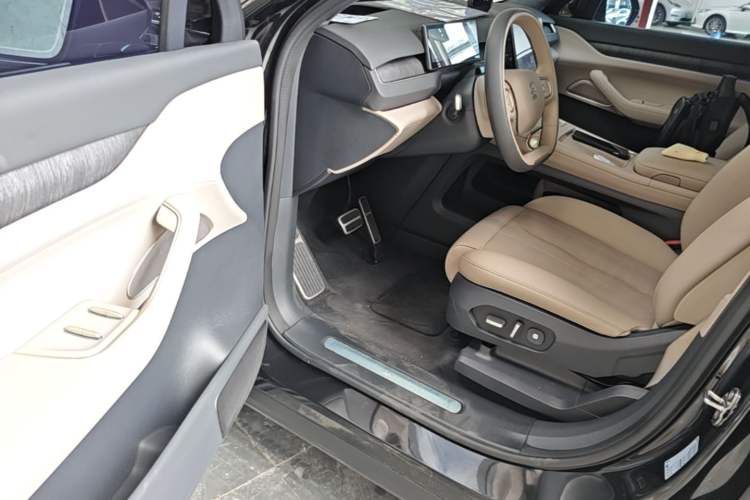 Used Nio ES8 2023 75 kWh Driver Seat