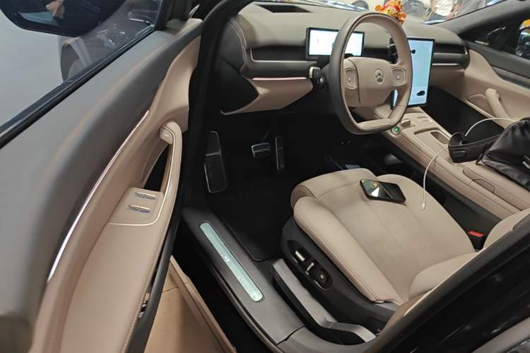 Used Nio ES8 2023 75 kWh Driver Seat